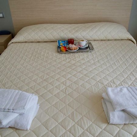 Hotel Etoile Rimini Bagian luar foto