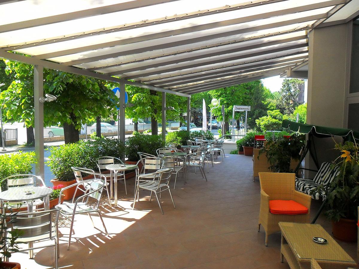 Hotel Etoile Rimini Bagian luar foto