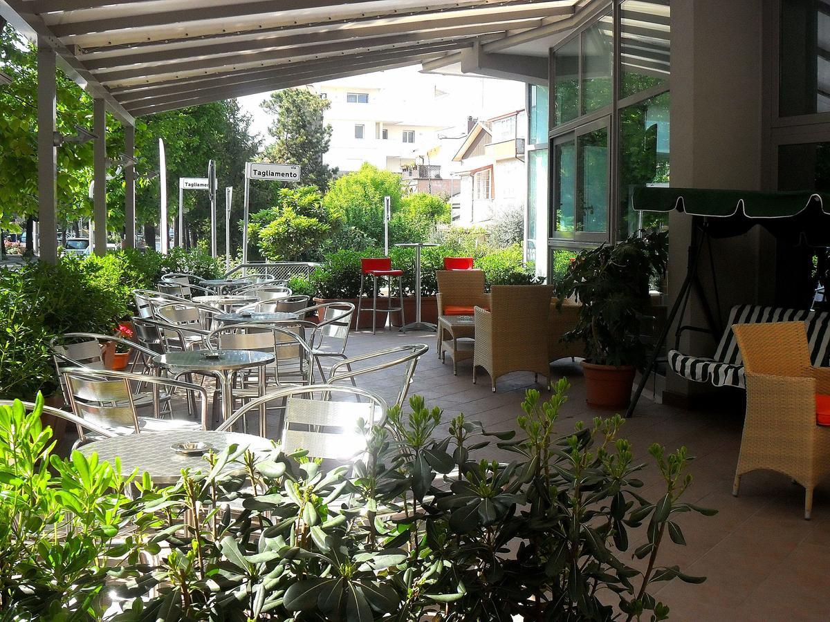 Hotel Etoile Rimini Bagian luar foto