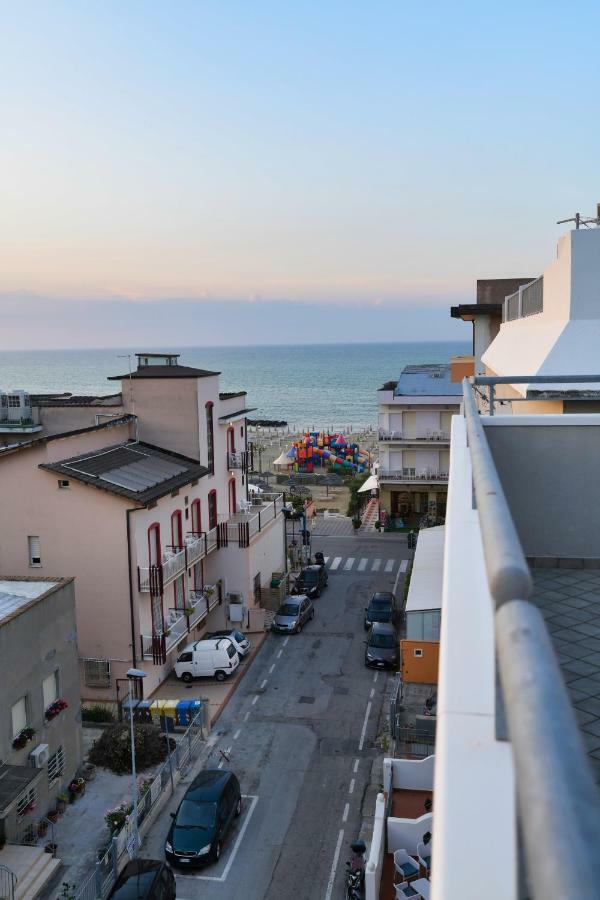 Hotel Etoile Rimini Bagian luar foto