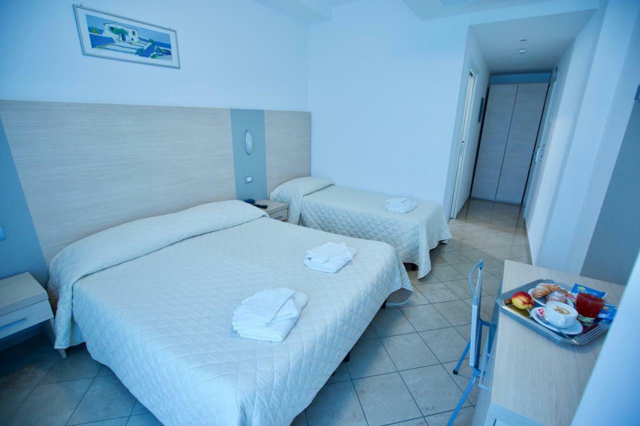Hotel Etoile Rimini Bagian luar foto