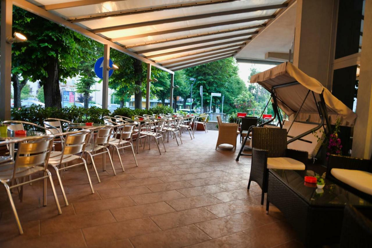 Hotel Etoile Rimini Bagian luar foto