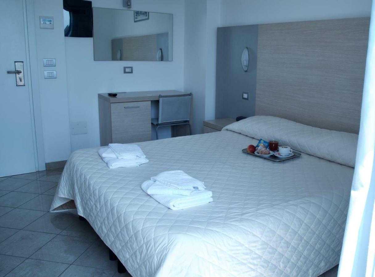 Hotel Etoile Rimini Bagian luar foto